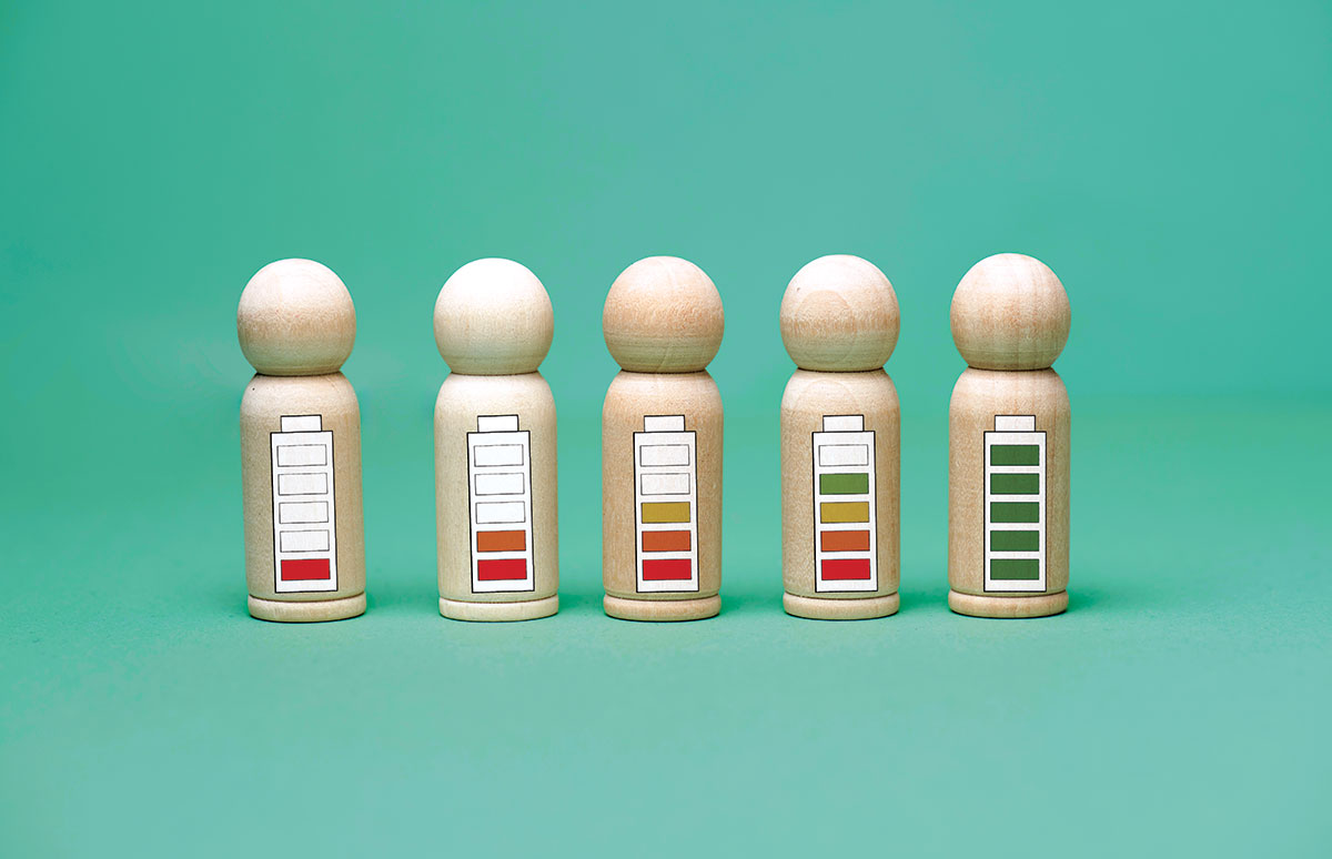 A green background with wooden figures reflecting various levels of battery strength
